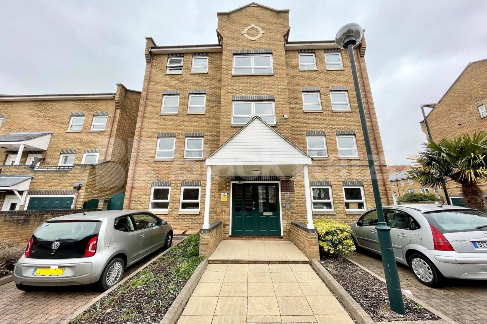  915 Sq. Ft  (85 Sq. Mts.) of living & entertaining space & private parking Beaulieu Lodge - 13 Schooner Close, Isle of Dogs